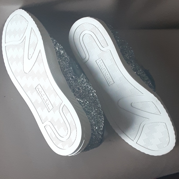 Tretorn Camden nwot ($5 off if buy something else in closet) - Picture 3 of 4